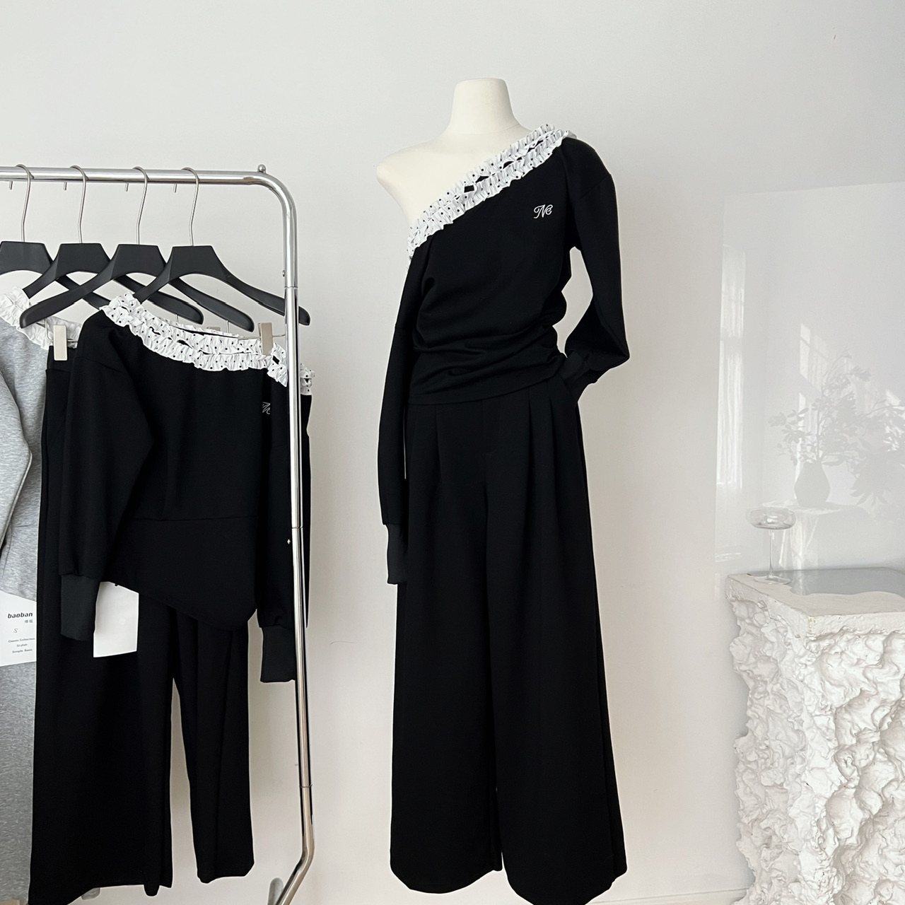 NEW EMPIRE2025秋季新款漏肩上衣小众时尚休闲百搭卫衣两件套装女