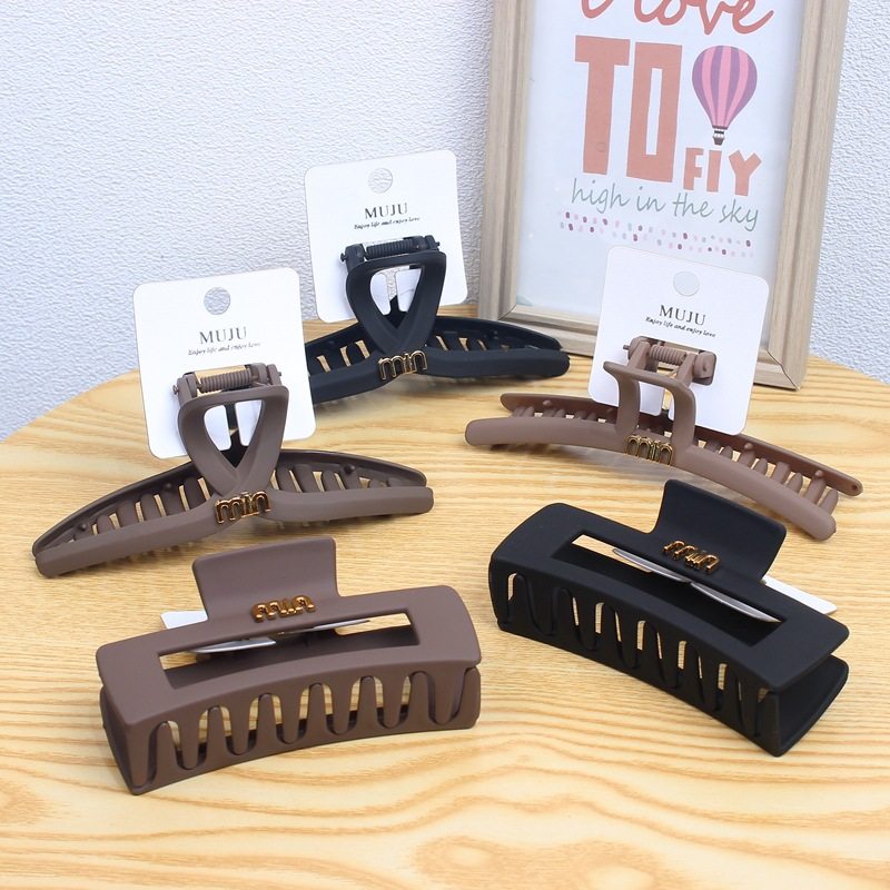 高级感黑咖磨砂大抓夹发量多发卡字母m后脑勺鲨鱼夹气质卡装发夹