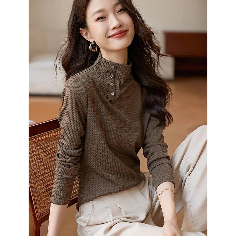 半高领纽扣针织打底衫女秋冬内搭2025新款气质时尚上衣女修身显瘦