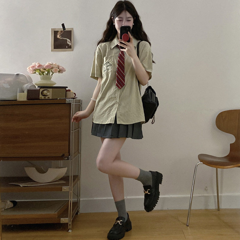 韩版学院风绿色条纹短袖衬衫女2025夏季高级感宽松百搭甜美jk衬衣