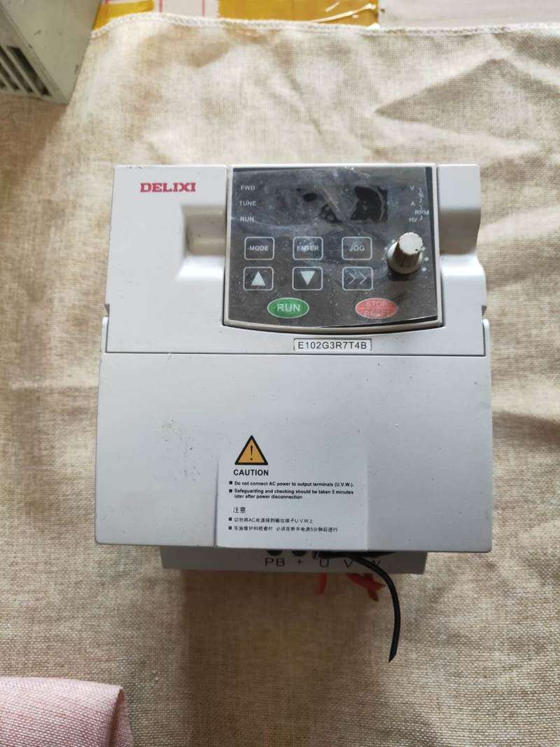 德力西变频器cd1-e102g3r7t4b 实物图现货