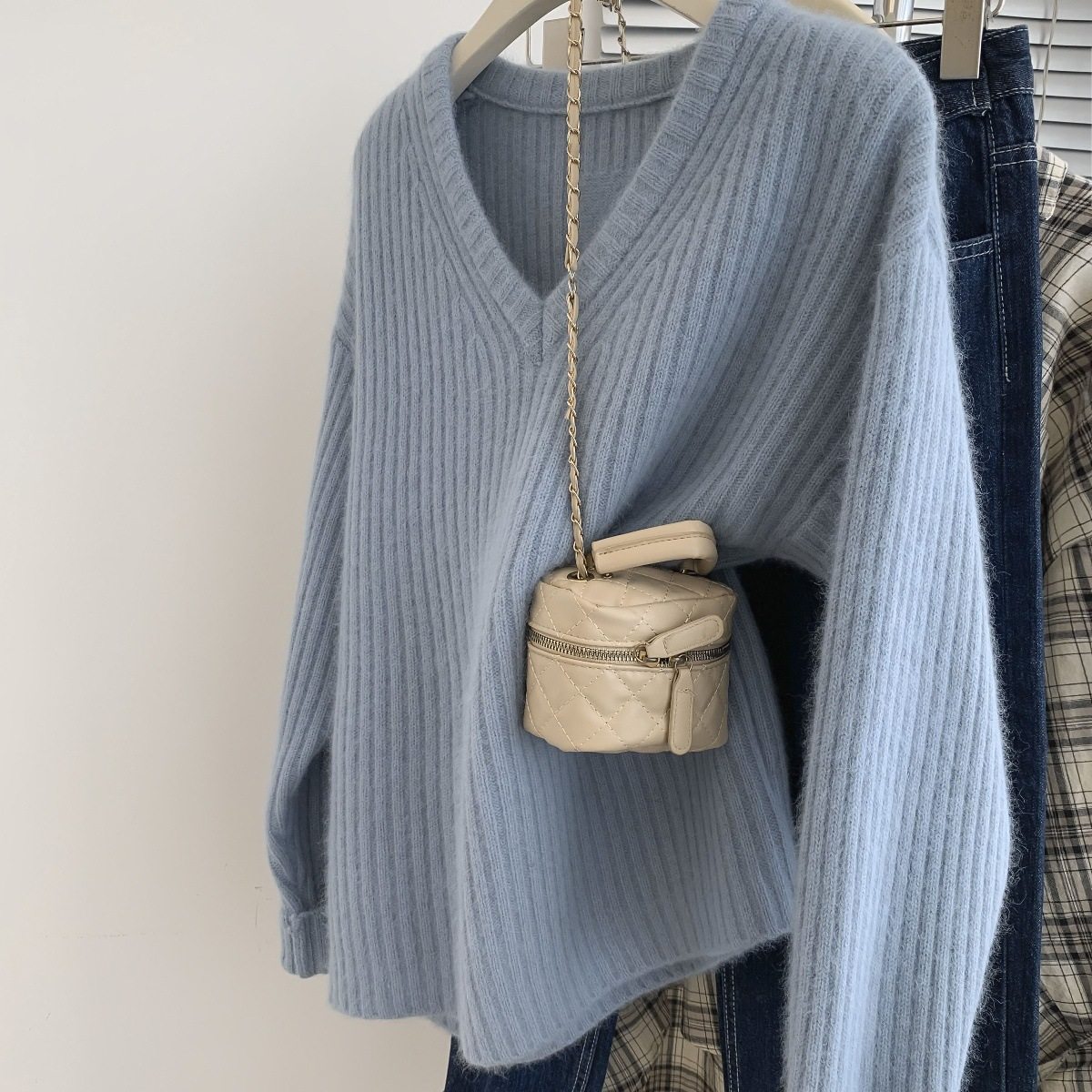 冬季新款V领打底衫女士针织毛衣宽松慵懒内搭上衣