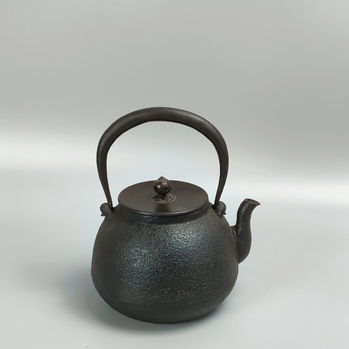 小容量小振明治时期京都釜师大西清右卫门造长闲形日本铁壶