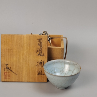 铃木三成作日本青瓷茶碗。有修复。带原箱。