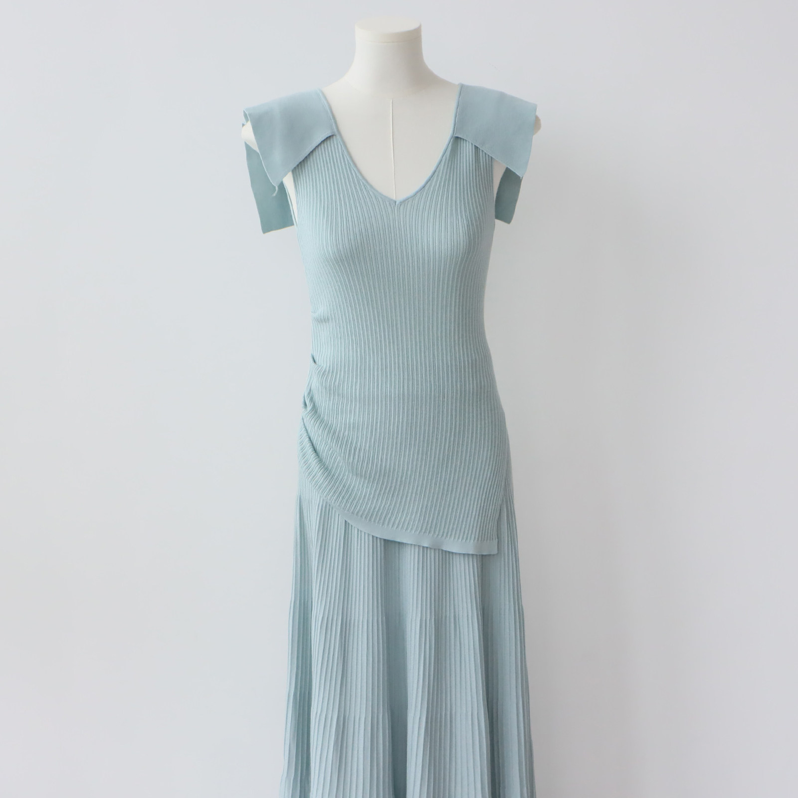 设计感不规则莱赛尔天丝背心翻领