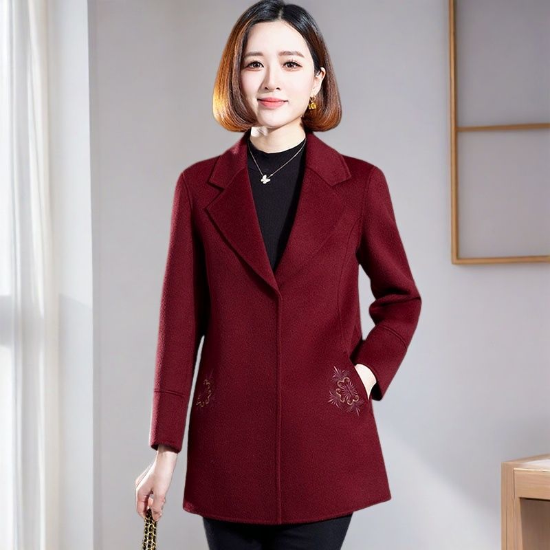 韩式西装领短款刺绣羊毛呢外套