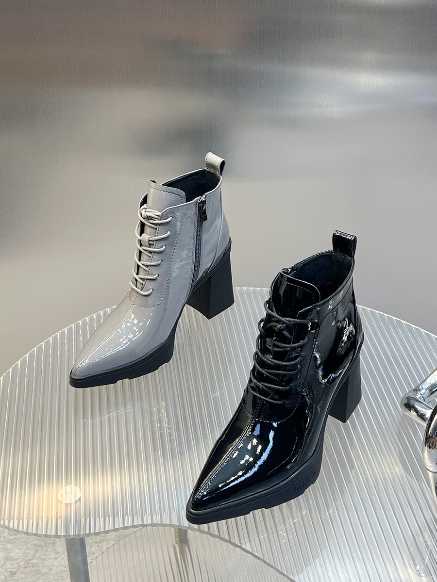 발가락이 뾰족한 여성용 하이힐 짧은 부츠 2024 유럽 가을 겨울 새로운 스타일 에나멜 가죽 두꺼운 굽에 벨벳 패션 기질 마틴 부츠