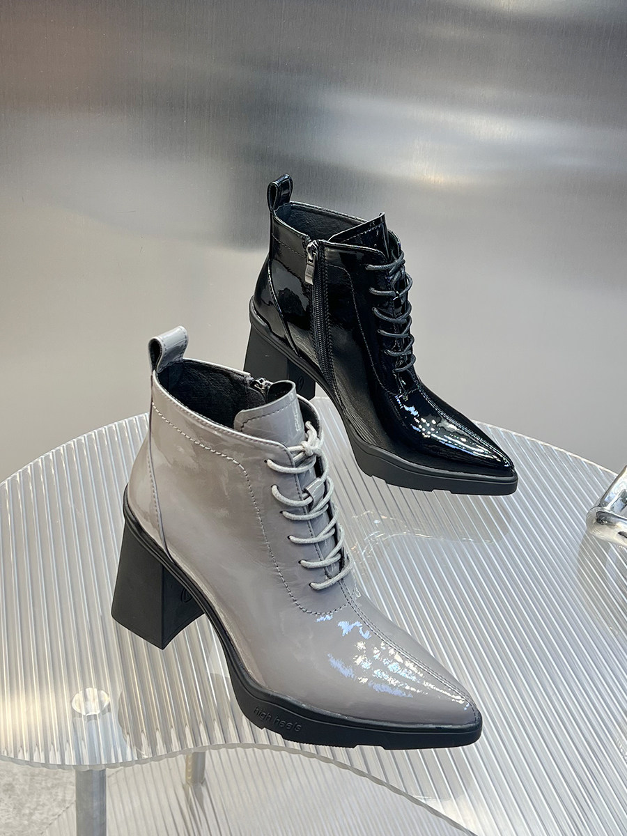 발가락이 뾰족한 여성용 하이힐 짧은 부츠 2024 유럽 가을 겨울 새로운 스타일 에나멜 가죽 두꺼운 굽에 벨벳 패션 기질 마틴 부츠