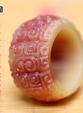 油润骆驼骨雕刻回纹半血色大扳指