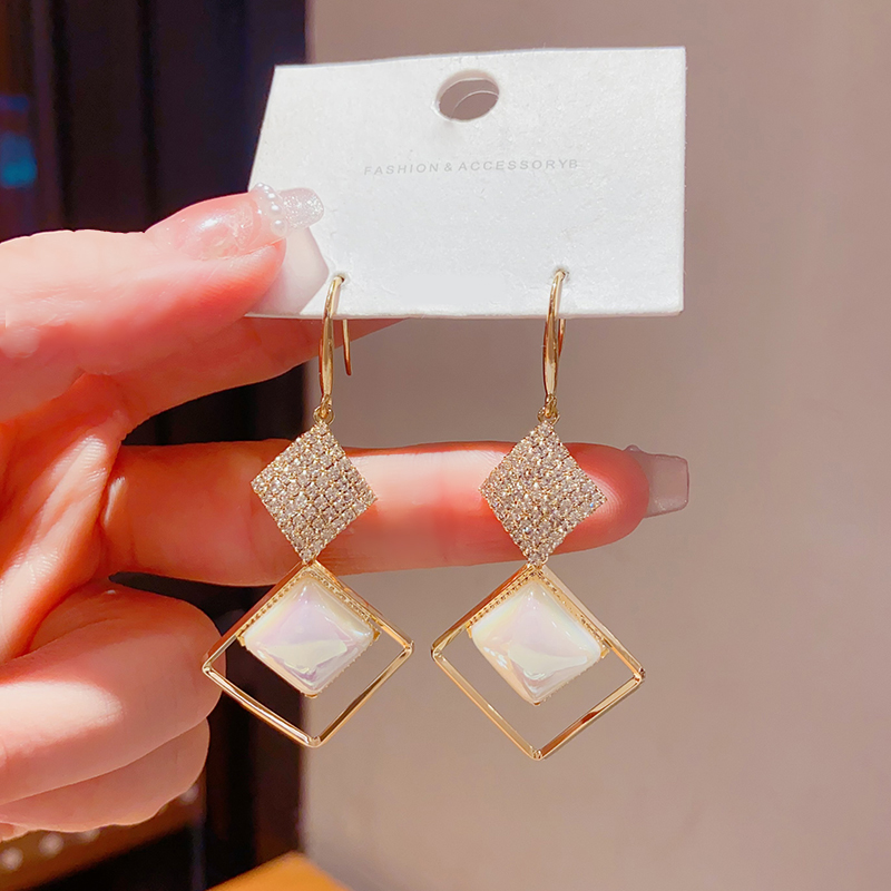 秋冬新款几何菱形珍珠耳环女气质长款流苏耳坠高级感无耳洞耳饰品