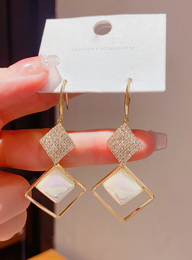 秋冬新款几何菱形珍珠耳环女气质长款流苏耳坠高级感无耳洞耳饰品