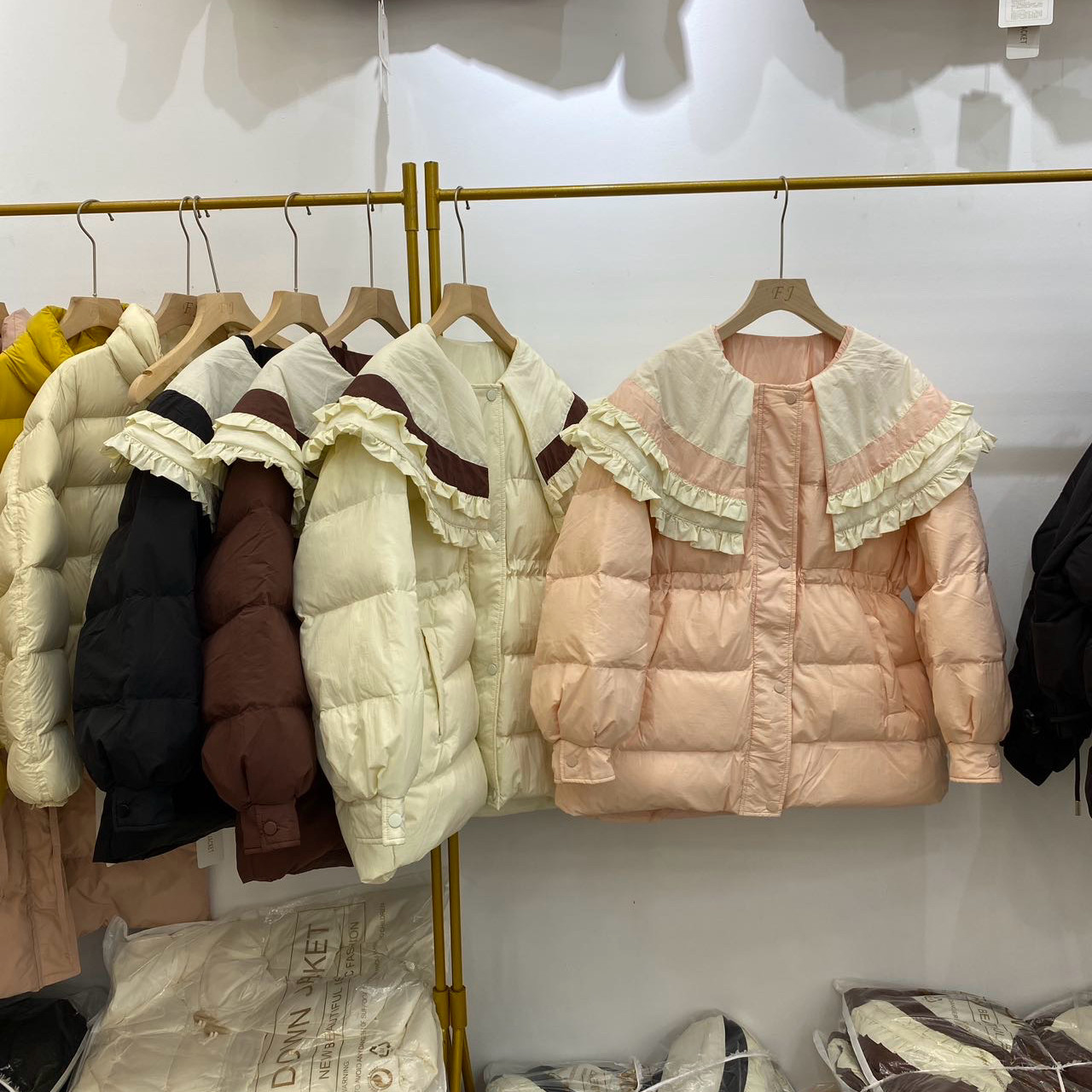 2026年冬季新款羽绒服女短款娃娃领小个子白鸭绒加厚保暖洋气外套