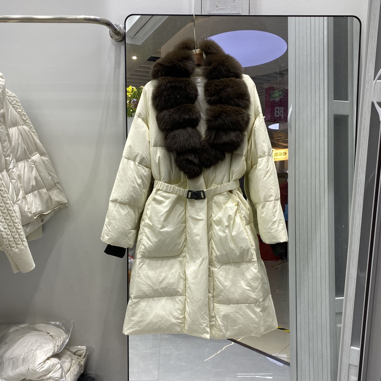 欧货2026冬新款狐狸大毛领羽绒服女长款过膝加厚系带收腰时尚外套