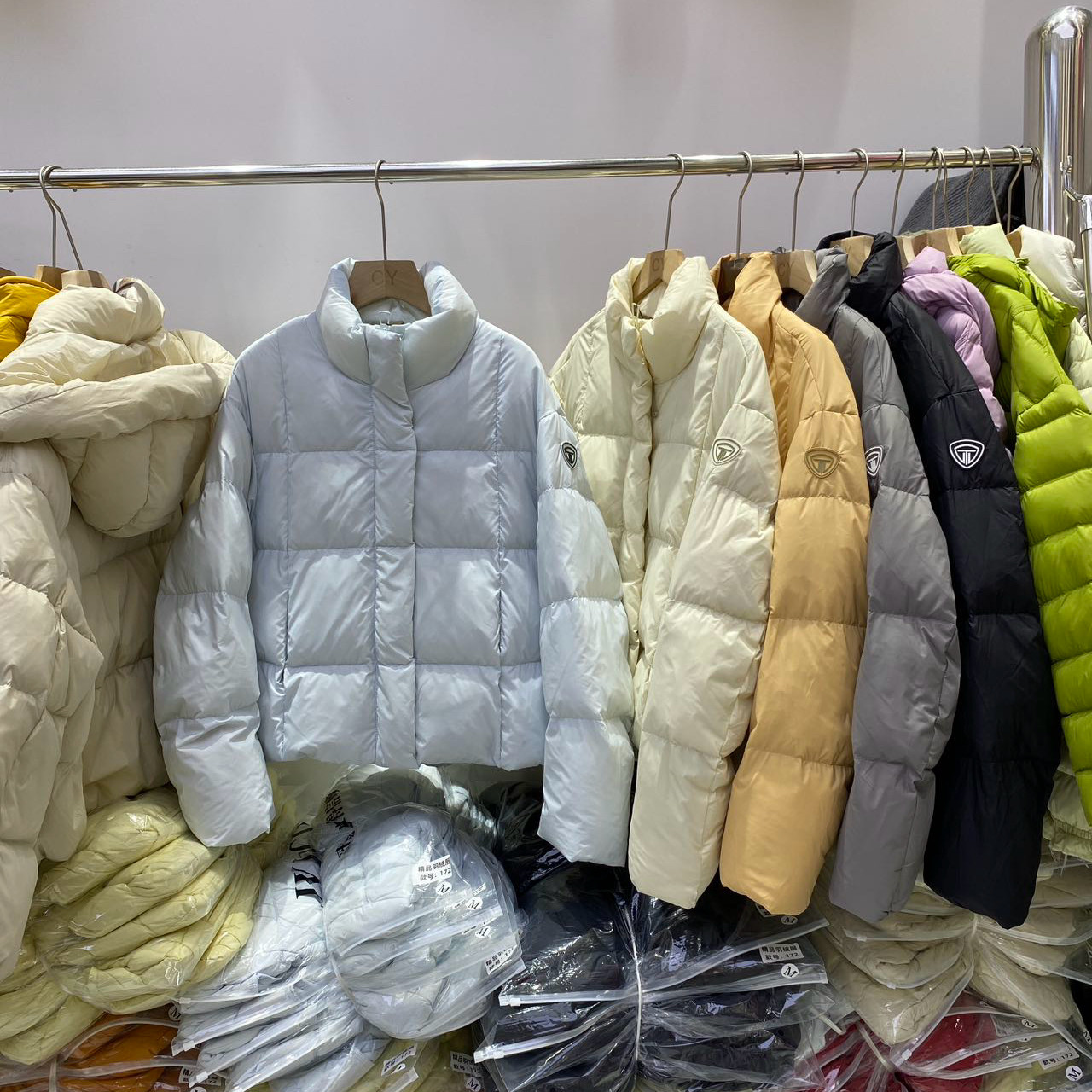 欧货立领方格羽绒服短款外套女冬季2026新款保暖白鸭绒面包服上衣