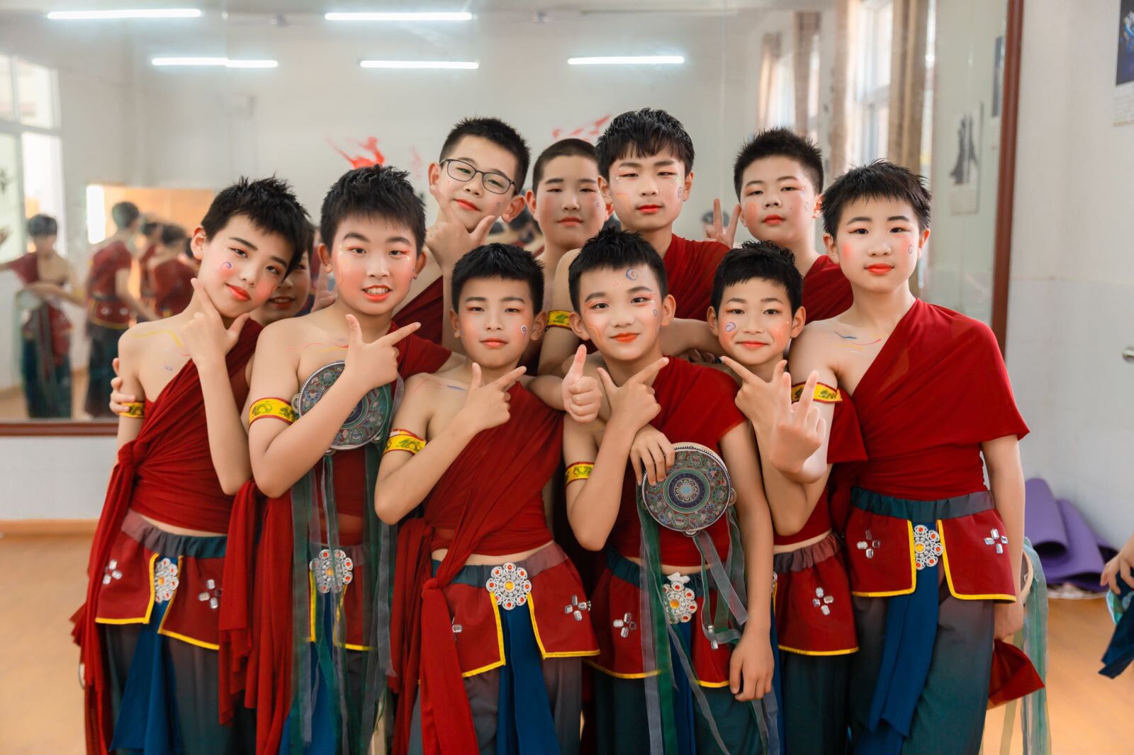 男童飞天敦煌舞蹈服装儿童演出服壁画舞蹈旋鼓飘敦煌舞男士舞蹈图片