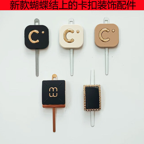 蝴蝶结上的金属爪扣款装饰鞋扣