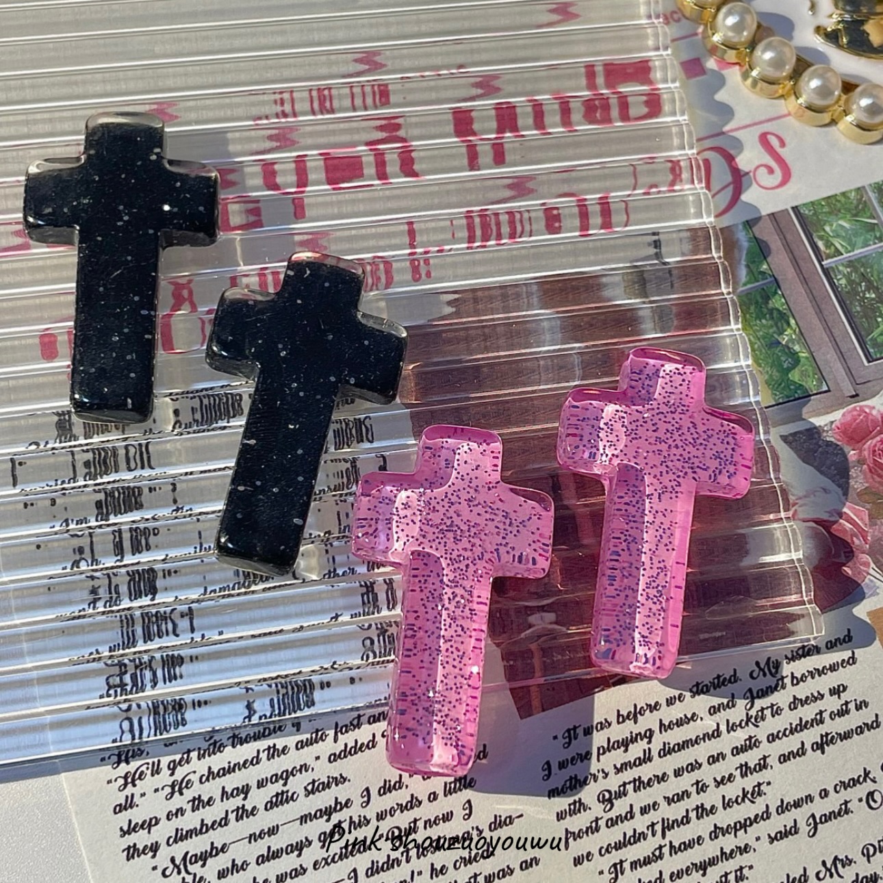 PINK树脂辣妹十字架耳钉