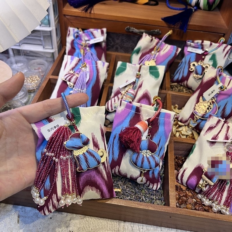新疆艾德莱斯手工香囊车载挂饰