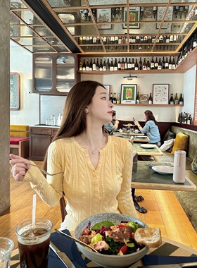 【Dear zhazha】好衬肤色~纯欲修身鹅黄色V领纽扣麻花针织打底衫