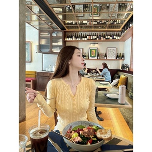 【Dear zhazha】好衬肤色~纯欲修身鹅黄色V领纽扣麻花针织打底衫