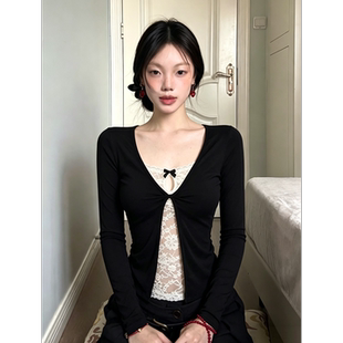 法式甜辣风黑色V领蕾丝拼接长袖T恤女秋季新款假两件修身显瘦上衣