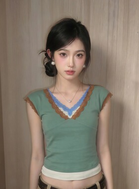 夏日多巴胺穿搭绿色V领蕾丝拼接短袖T恤女新款修身显瘦百搭上衣潮