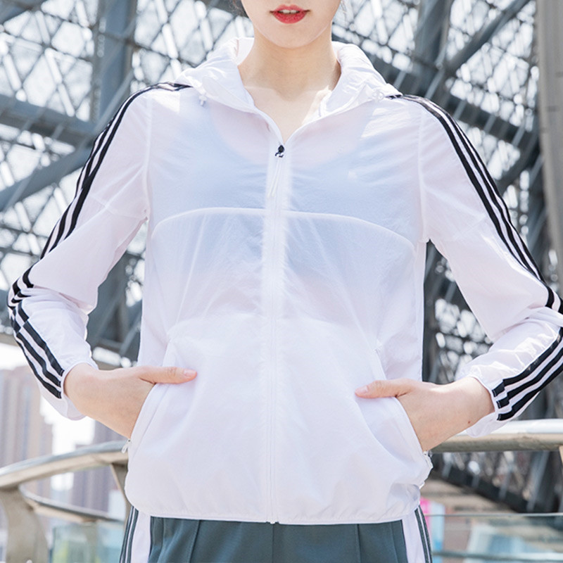 阿迪达斯连帽外套女2023新款运动服白色轻薄款皮肤衣夹克FT2881