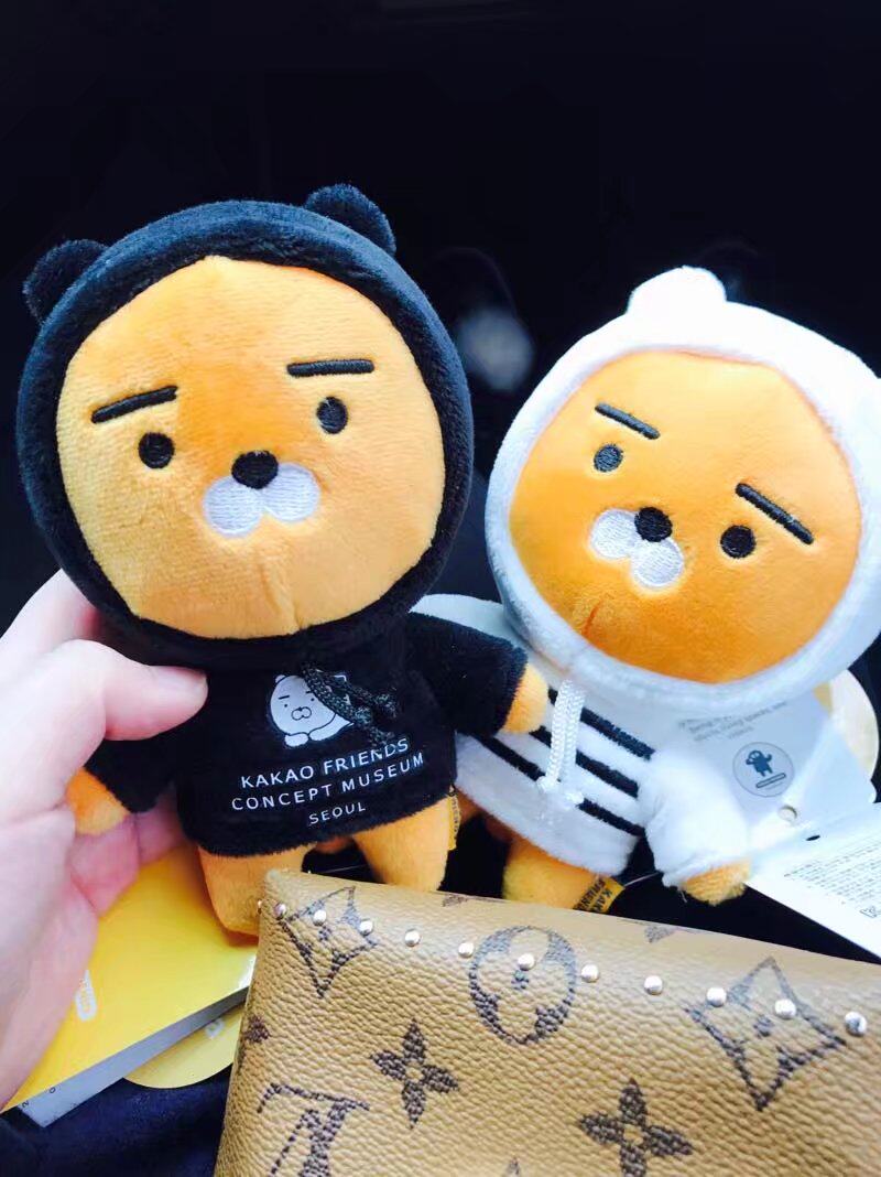 ｛包邮｝kakao friends 黑色斗篷小狮子在类目 玩具/童车/益智/积木/模型, 毛绒布艺类玩具中 - 来自Buy2taobao.com提供专业的淘宝代购服务