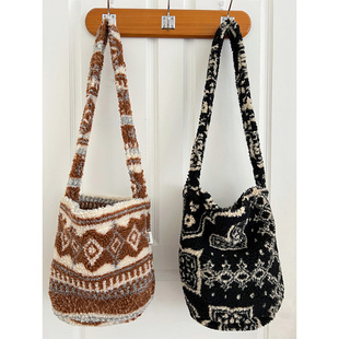 秋冬新款 羊羔绒单肩水桶包大容量通勤斜挎包复古民族风毛毛托特包