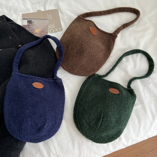 韩系软糯绒面藏青色水桶包女秋冬复古百搭通勤单肩包小众手提包包
