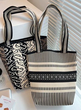 休闲时尚大容量水桶包女黑色撞色几何单肩包四季百搭耐脏2025新款