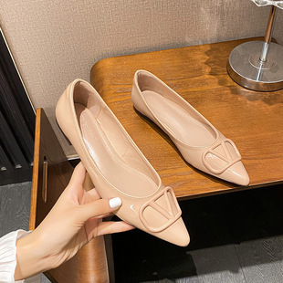 金属V扣漆皮单鞋女2025新款V家浅口尖头平底鞋通勤工作鞋气质女鞋