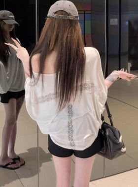 白色斜肩上衣女薄款2025夏宽松设计感镂空防晒罩衫蝙蝠袖蕾丝t恤