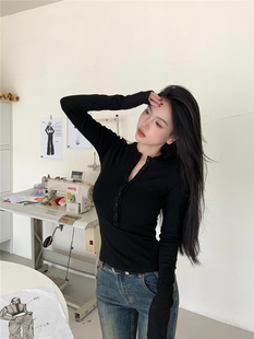 红色上衣冬季设计感黑色单排扣T恤女短款修身辣妹打底衫内搭上衣