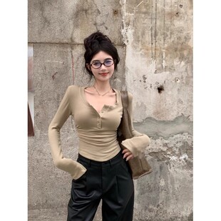 卡其色修身长袖正肩T恤女秋季紧身内搭打底衫纯欲百搭u领磨毛上衣