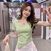显瘦不规则设计感夏季 绿色短袖 正肩t恤女短款 甜辣风别致绝美上衣