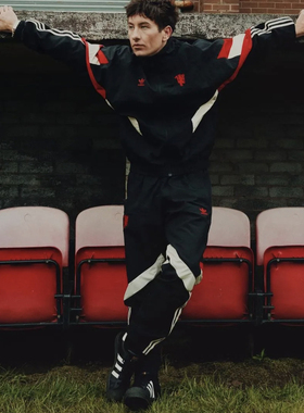 正品阿迪达斯曼联薄款复古足球文化运动休闲梭织长裤 IS6527