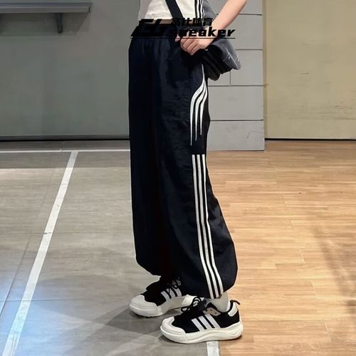 阿迪达斯三叶草女裤条纹休闲运动梭织宽松透气阔腿长裤IW5509