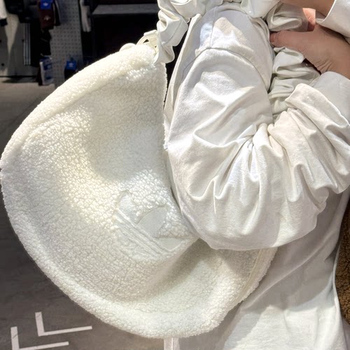 Adidas三叶草男女云朵包仿羊羔绒运动单肩斜挎包拎包KS8838