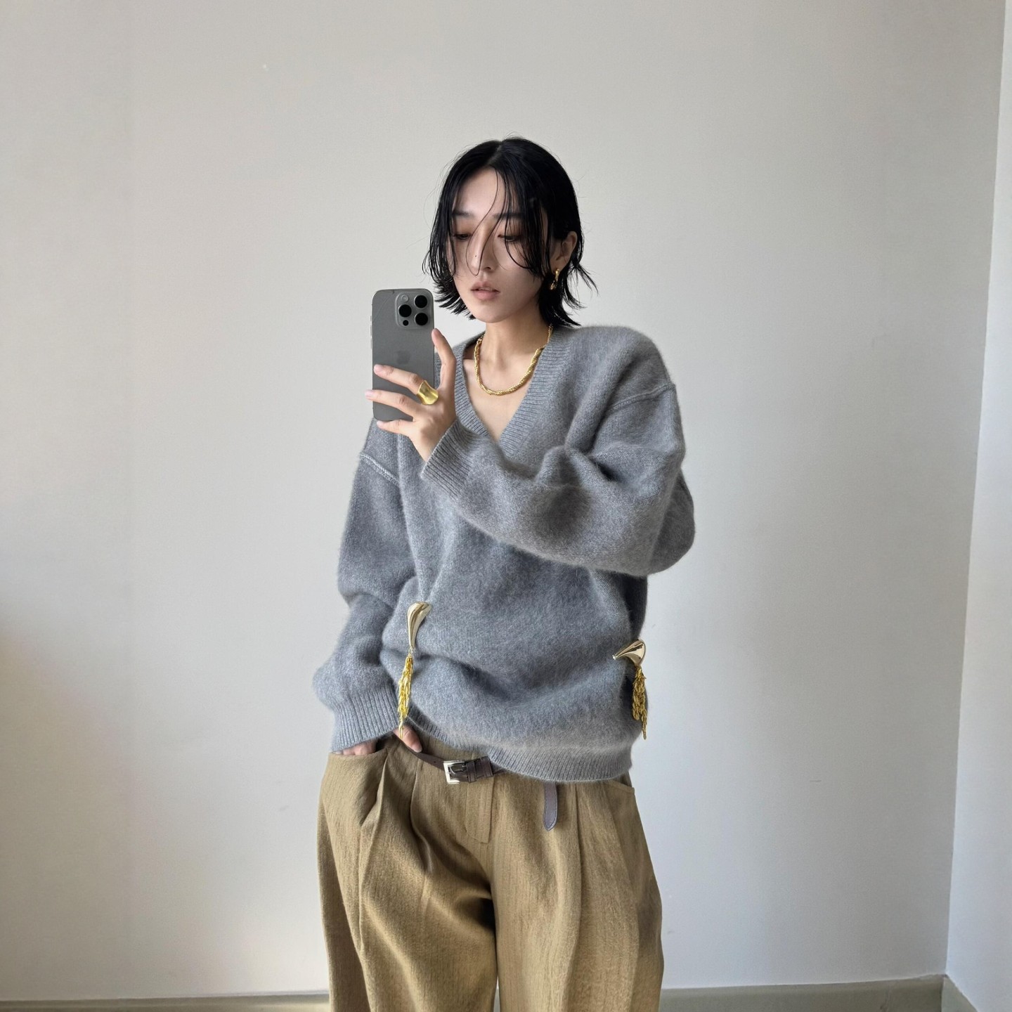 灰色V领钉珠针织毛衣女2025秋冬新款宽松慵懒风显瘦长袖上衣潮ins