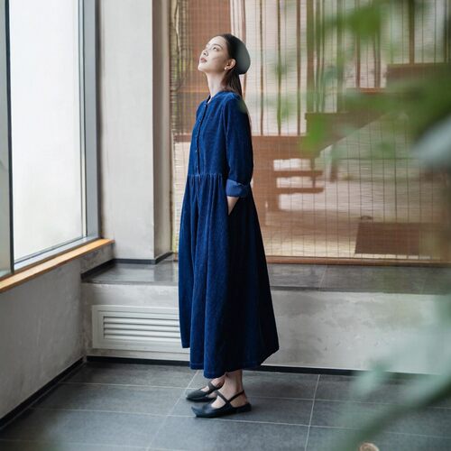 素媗2026秋冬季新款蓝色灯芯绒连衣裙女复古文艺立领长袖宽松气质
