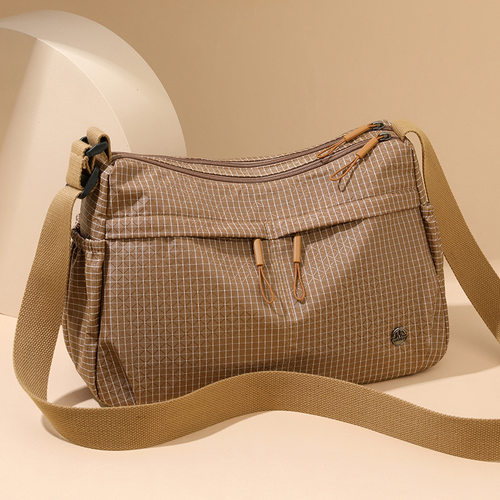 大容量斜挎包女式新款上班通勤单肩包轻便旅行帆布挎包多层流浪包