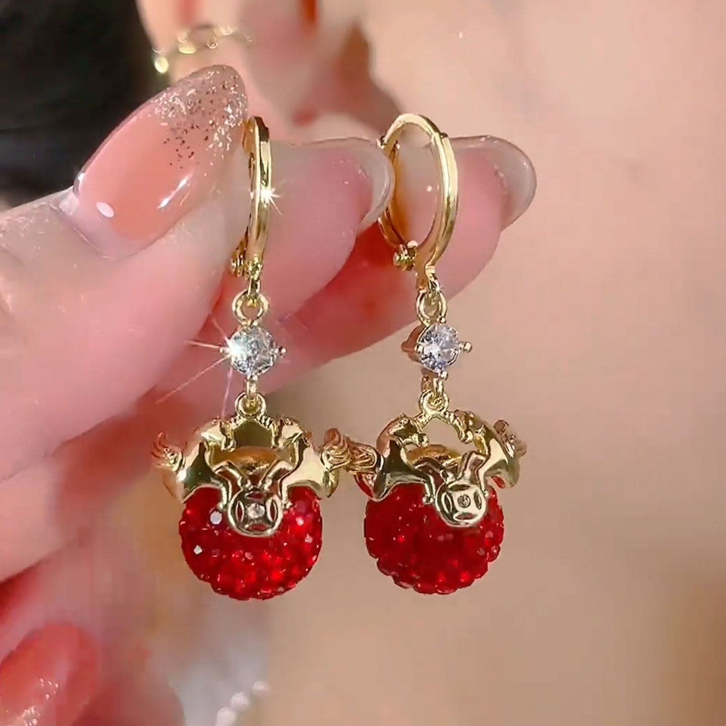 2026年新款翅膀造型钻球耳扣长款显脸瘦气质耳坠小众设计感耳饰女