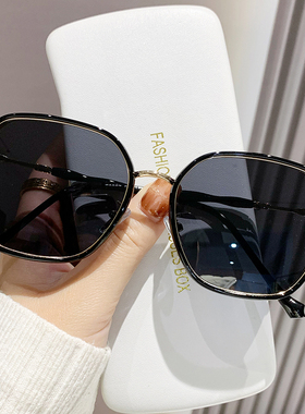 经典黑色偏光太阳镜女款防紫外线高级感显脸小墨镜防紫外线开车用