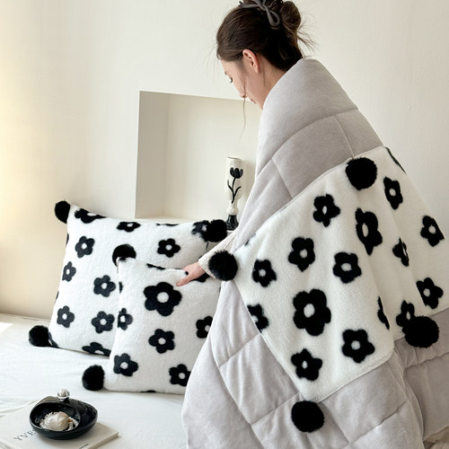 黑白毛球牛奶绒加厚抱枕被子两用