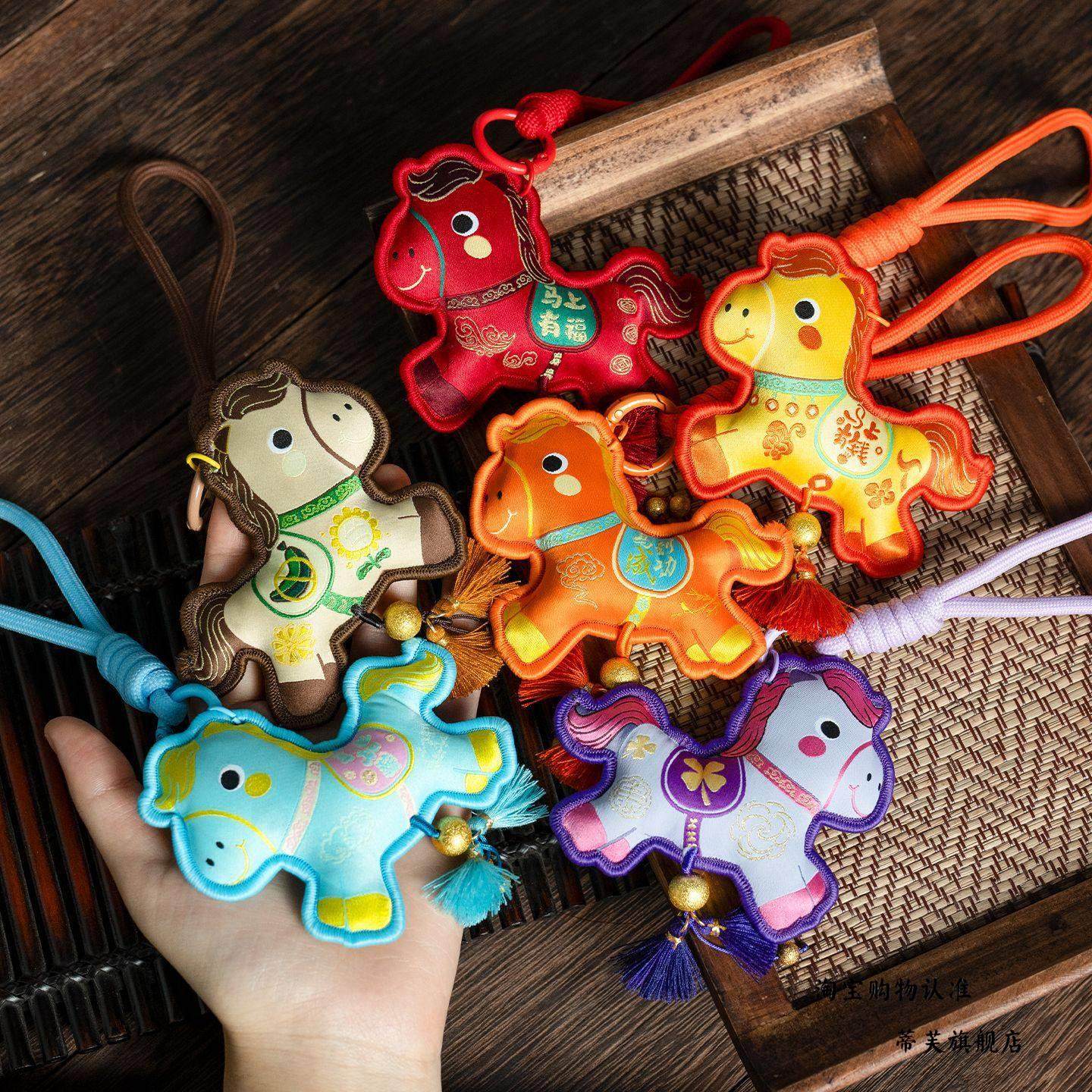 2026马年新款玩偶卡通公仔吉祥物包挂室内门挂流苏元宝新年送礼物,节庆用品/礼品,挂饰/生肖挂饰,淘宝优惠券,粉丝福利购,淘宝优惠卷