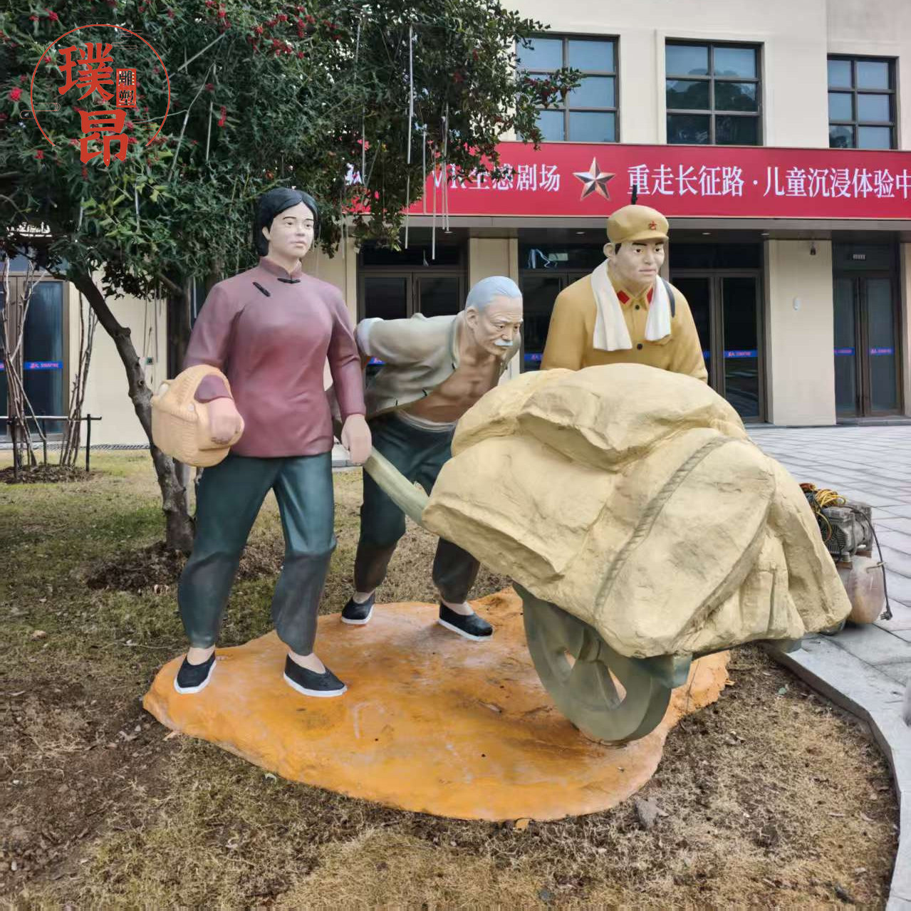 军民情深玻璃钢雕塑军民鱼水情彩色推车人物雕像户外红军雕塑定制