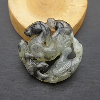 岫玉马上封侯双面镂空雕刻