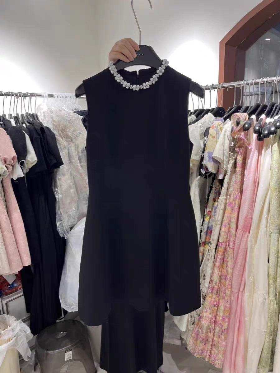 法式赫本风无袖背心连衣裙女2026年夏季新款名媛珍珠领礼服小黑裙