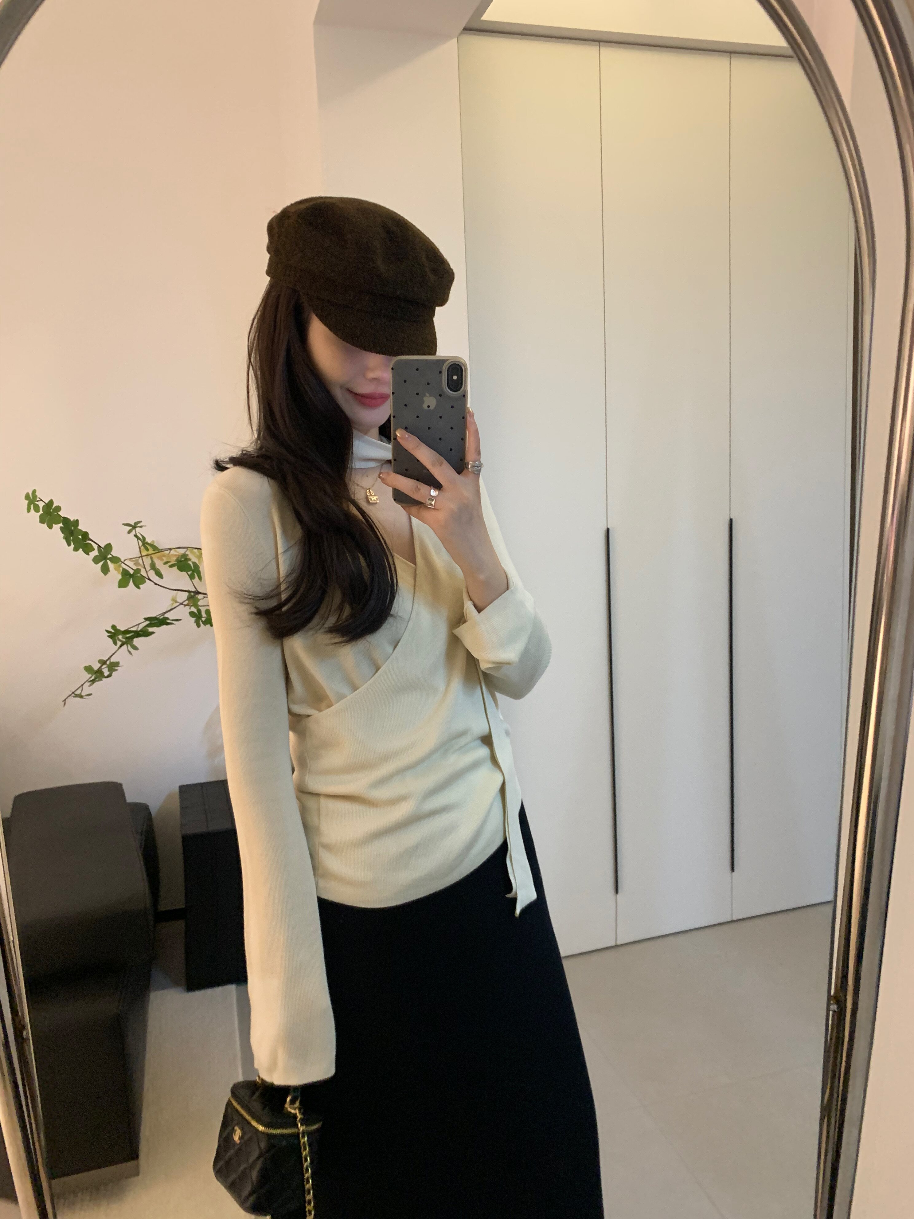 feng甜甜_简约气质调喇叭袖挂脖针织衫女2024秋季新款v领系带上衣